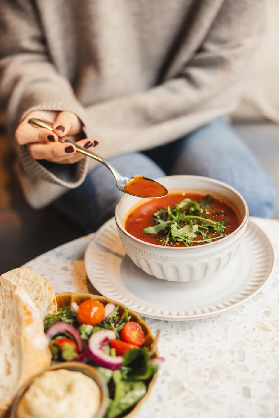 Gäst som äter veckans soppa med sidosallad