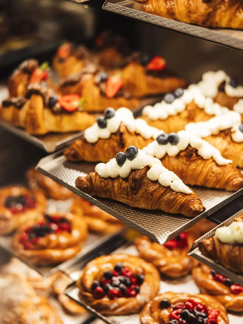 Nybakade bakverk och croissanter till fikat