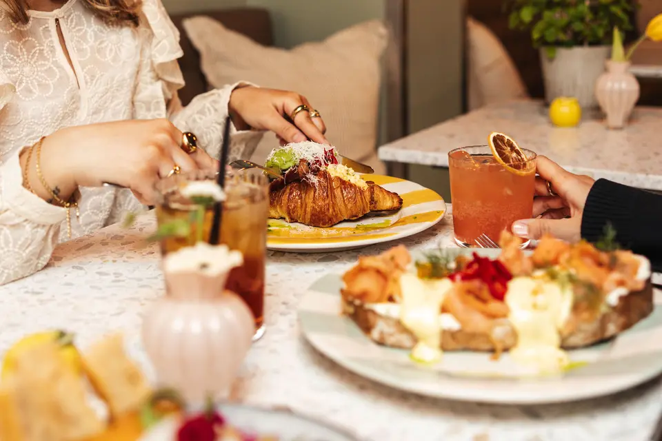 Uppdukat brunchbord för flera