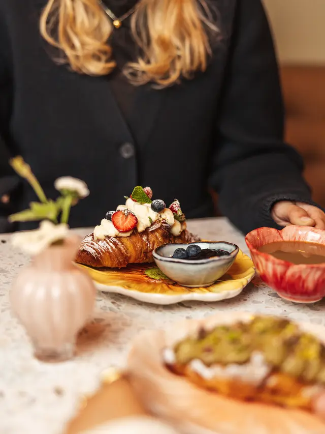 Smörig croissant på fat