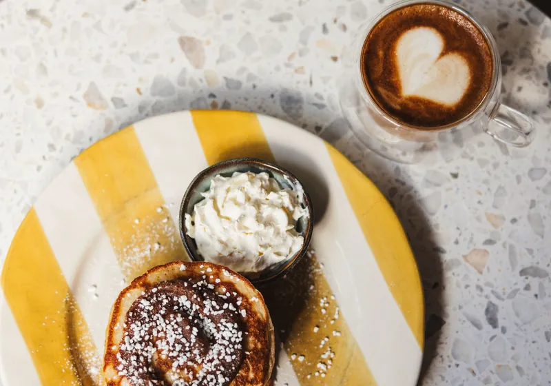 Kanelbullepannkaka med grädde och en latte