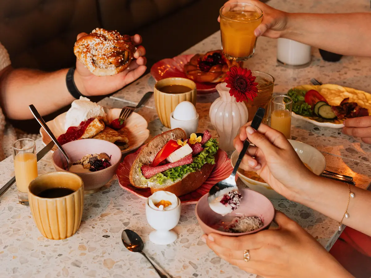 Frukost på La Makka – pannkakor, bowls och nybakat